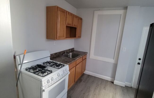 2 beds, 1 bath, $1,050