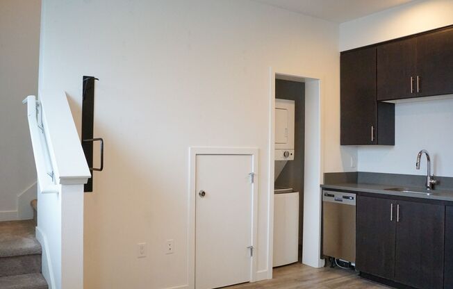 Incredible Specials: Immaculate 1-Bedroom Townhouse w/ A MONTH FREE, $300 + APPS ON US!