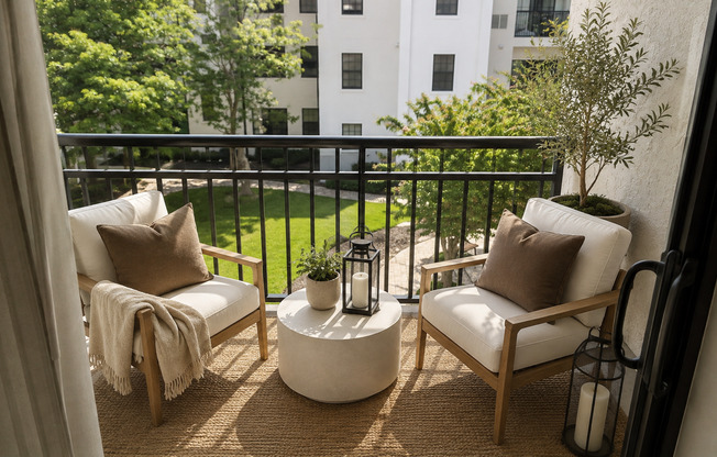 Beautiful Court Yard View 2/1 Condo at The Registry close to Downtown and International Airpot !