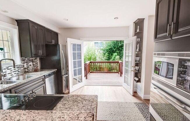 Spacious 4BR Capitol Hill Home with Lake Washington & Mountain Views