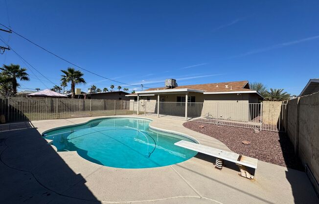 Spacious 4bdm 2Ba Tempe Home with New Kitchen and a Pool!
