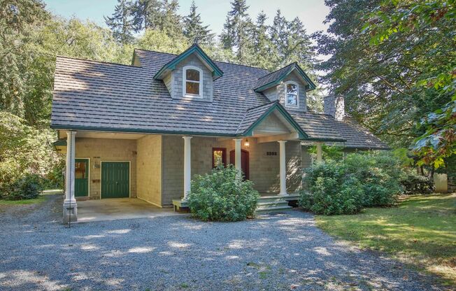Lovely Clinton Home with English Countryside Feel!