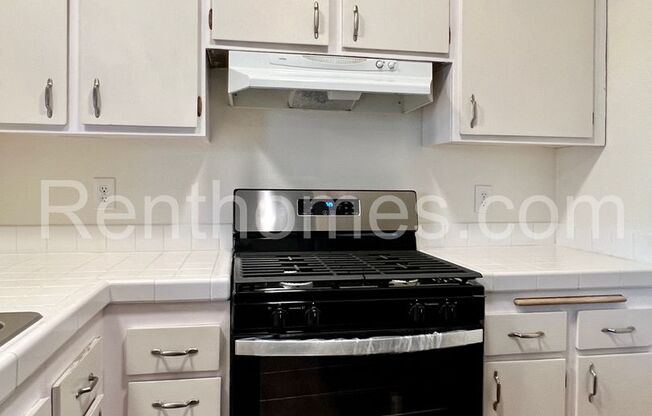 2 beds, 1 bath, $2,895