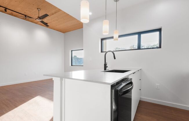 Studio, 1 bath, 648 sqft, $1,248, Unit 404