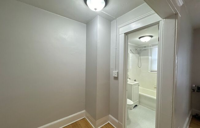 Studio, 1 bath, 300 sqft, $1,425, Unit Unit 208