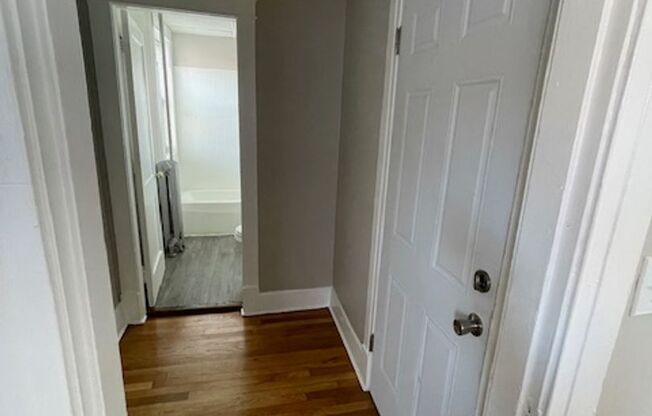 Studio, 1 bath, $1,095, Unit 20 Mattoon St Unit 6