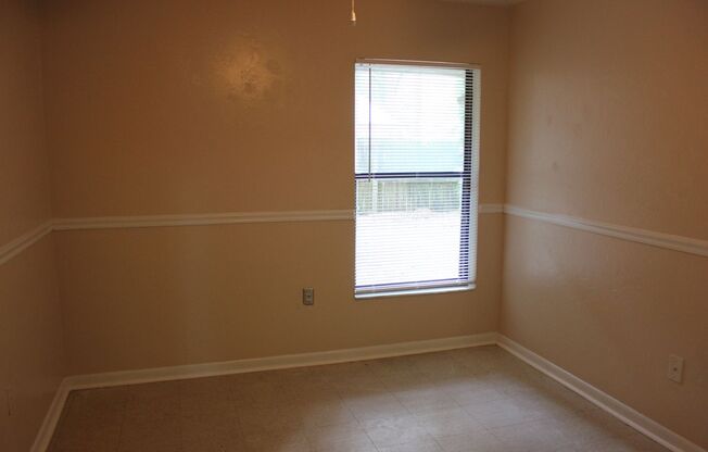 2 beds, 1 bath, $1,075