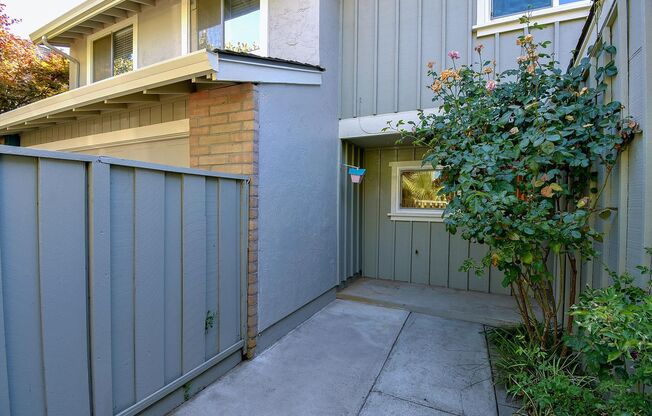 Remodeled townhouse with AC, Top Cupertino Schools, Two cars garage