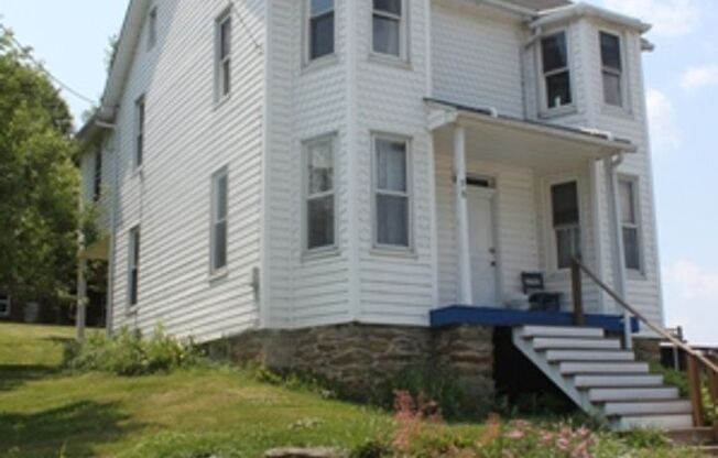 58 High St, Felton, PA 17322