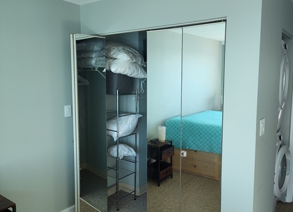 1 bed, 1 bath, 975 sqft, $2,800, Unit 9