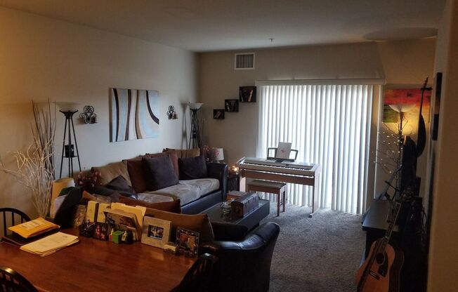 3 beds, 2 baths, $2,700, Unit 3-201