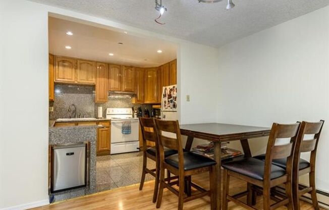 Well Located and Spacious 2 Bedroom 2 Bath Condo in Mountain View