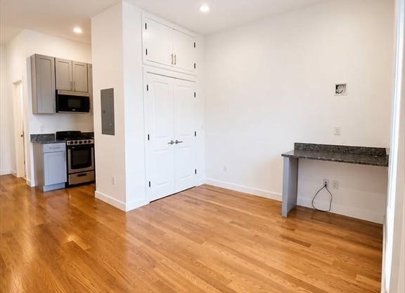 Studio, 1 bath, $1,595, Unit 402