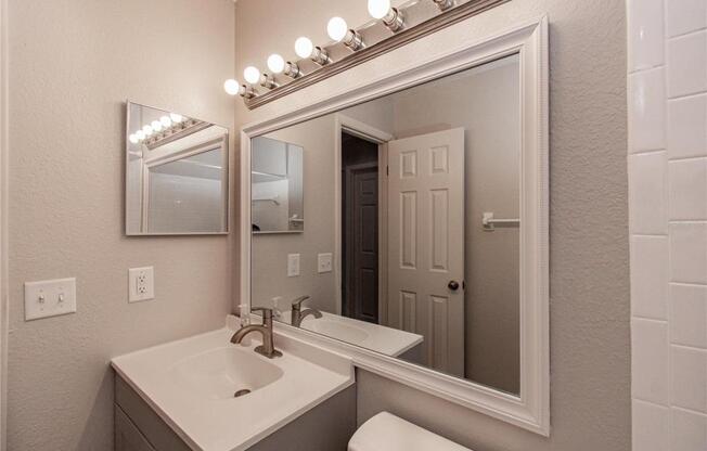 2 beds, 2 baths, 864 sqft, $1,400