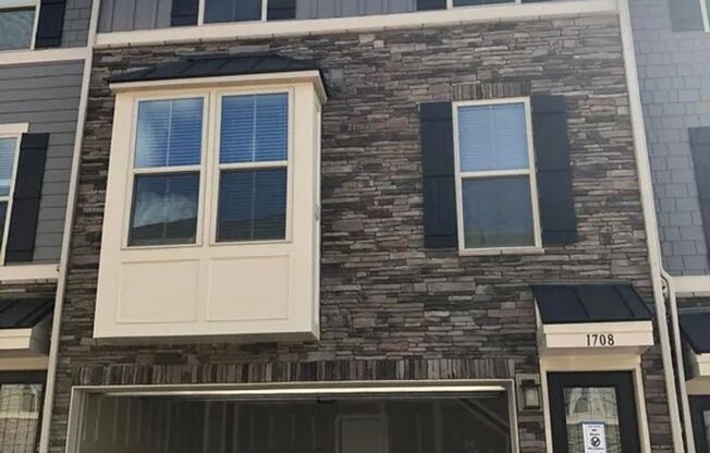 3BR 2.5 BA townhome with all the builder options in a great location in Oakhurst