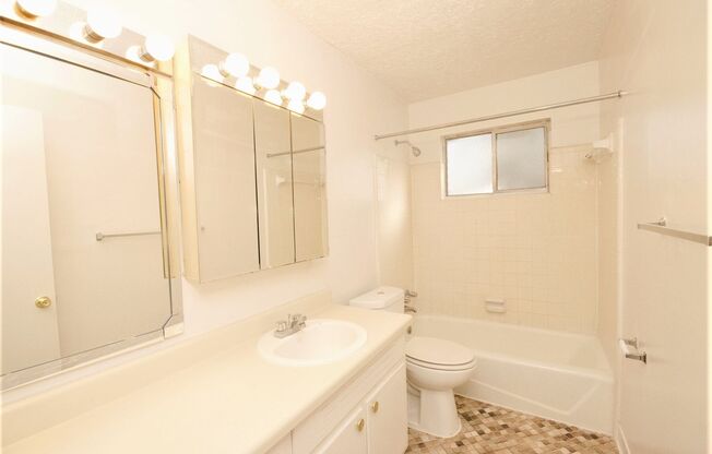 1 bed, 1 bath, 800 sqft, $1,170, Unit 014