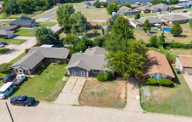 Bright and Spacious 5-Bedroom Home in Midwest City