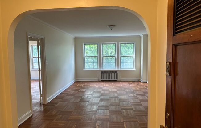 2 beds, 1 bath, 975 sqft, $1,800, Unit Royal York 114