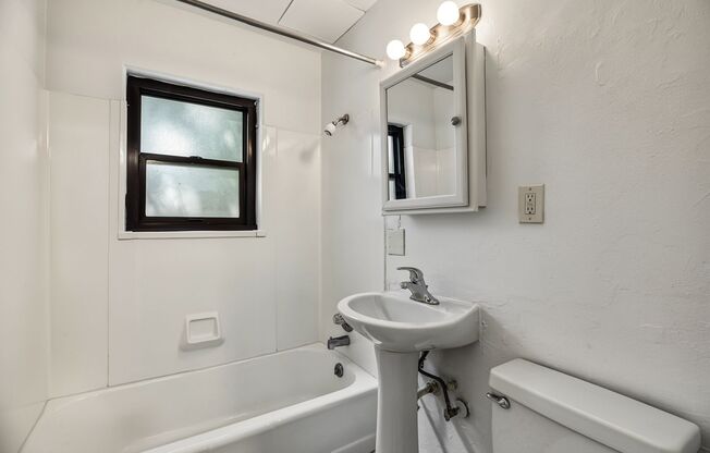 2 beds, 1 bath, 792 sqft, $1,895, Unit A212
