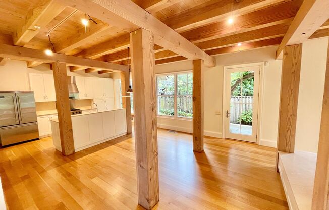 3BD 2.5BA Sycamore Park Architectural Masterpiece! Parking! Laundry! Garden. Pet. PROGRESSIVE