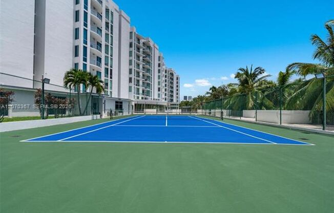 3 beds, 2 baths, $4,300, Unit # 818