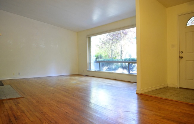 New Kitchen!! Beautiful family home w/extra room/close MS,Trader Joe's, and highway