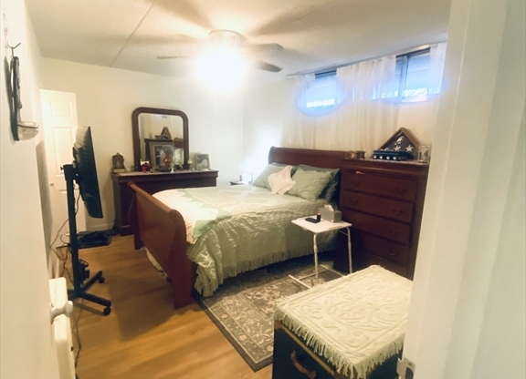 2 beds, 1 bath, 850 sqft, $2,675, Unit T-37