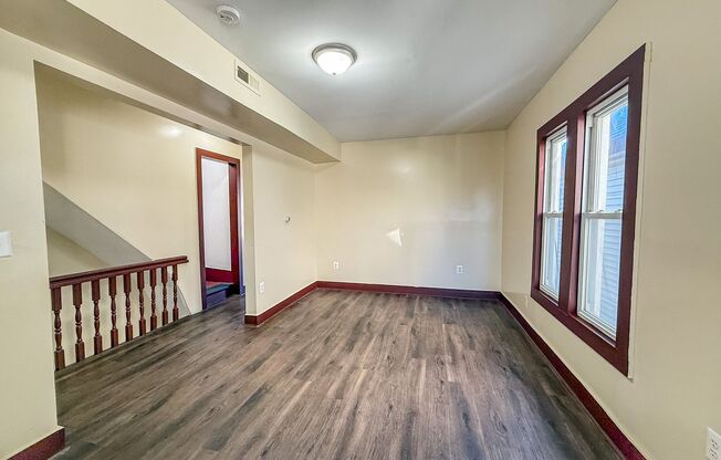 3 beds, 1 bath, $1,950, Unit 2L