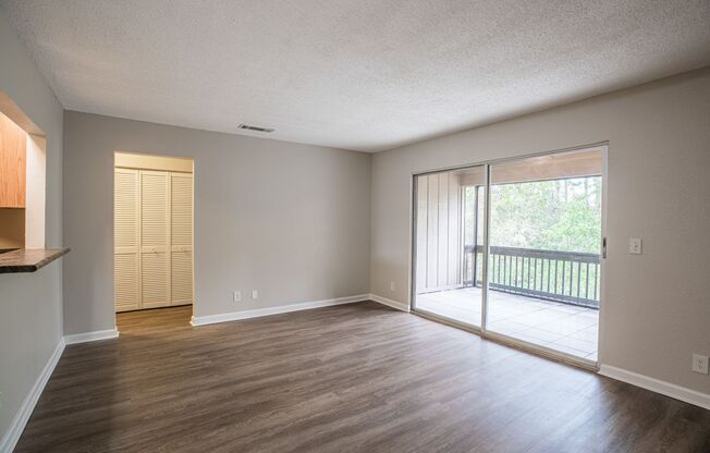 2 beds, 1 bath, $1,350, Unit 76