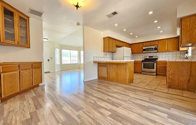 3 Bed, 2 Bath Home w/ 2-Car Garage – $1750 Rent & Deposit!