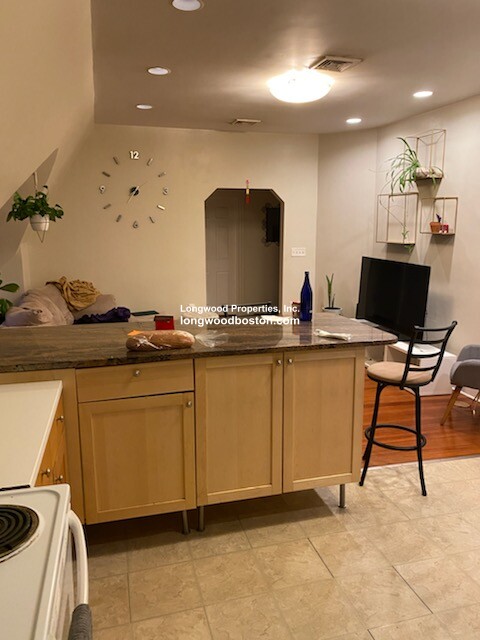 3 beds, 1 bath, $2,800, Unit 3