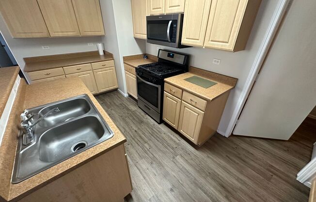 CUTE UPSTAIRS CONDO UNIT , LOCATED IN A GATED COMMUNITY 2 BEDROOM / 2 FULL BATH