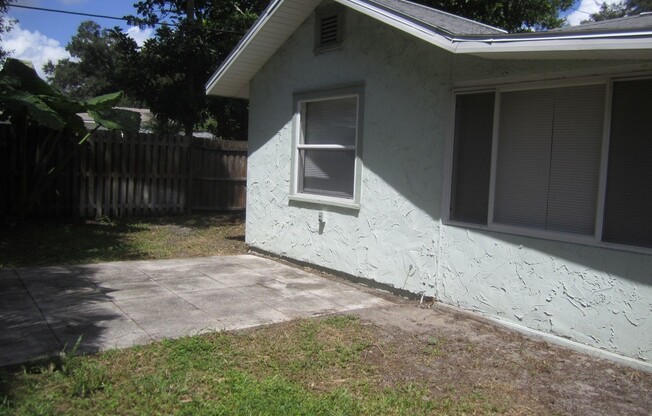 Cute 1/1 cottage close to transit, downtown & highways