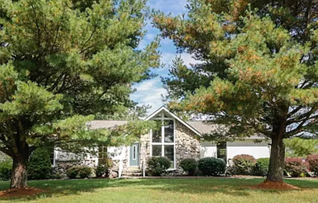 Charming 3-Bed, 2-Bath Ranch Home in Greenbriar, Just 30 Minutes from Downtown Nashville!