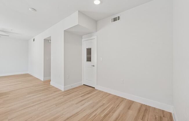 2 beds, 1 bath, 944 sqft, $1,375, Unit 323