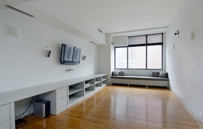 372 5 AVE