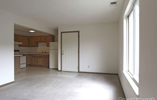 2 beds, 1 bath, 930 sqft, $935