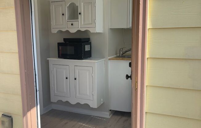 Private Basement Studio Apartment in Kirkwood.