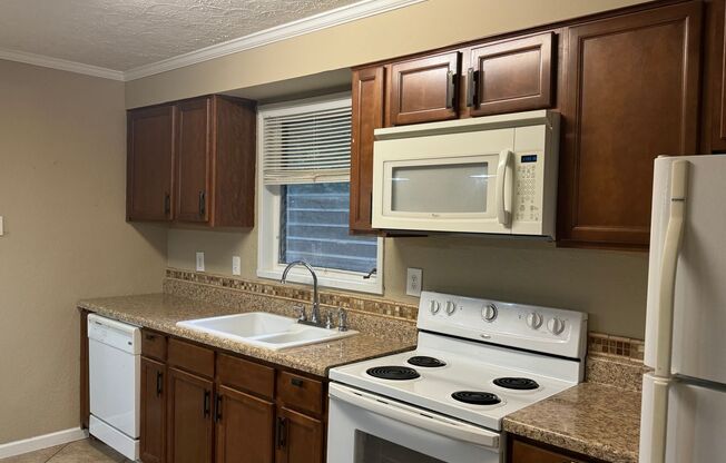 Adorable Forest Hills Home with a Great Kitchen!