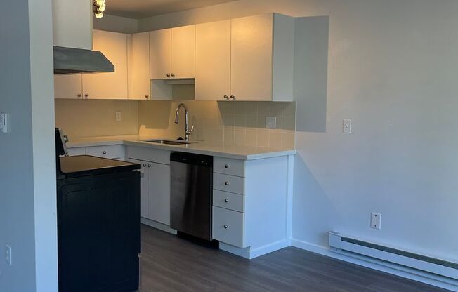 201 - Newly Renovated in West Seattle! Ready for Immediate Move In, 2nd Floor Corner Unit! Ask About 2 Weeks FREE Special!