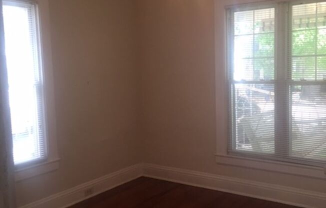 3 beds, 1 bath, $1,795, Unit 810 Aurora Avenue