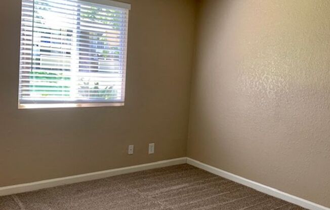 2 beds, 1 bath, 861 sqft, $1,700, Unit 13