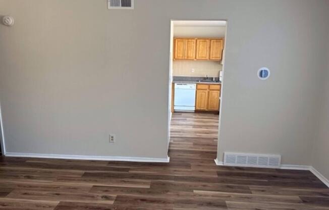 2 beds, 1 bath, 800 sqft, $1,100