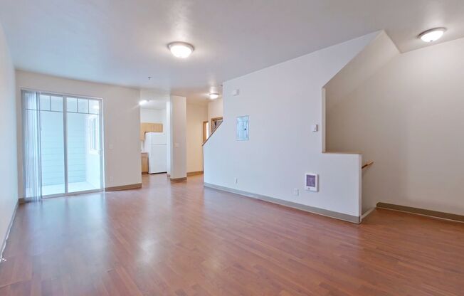 4 beds, 2 baths, $3,200, Unit 14