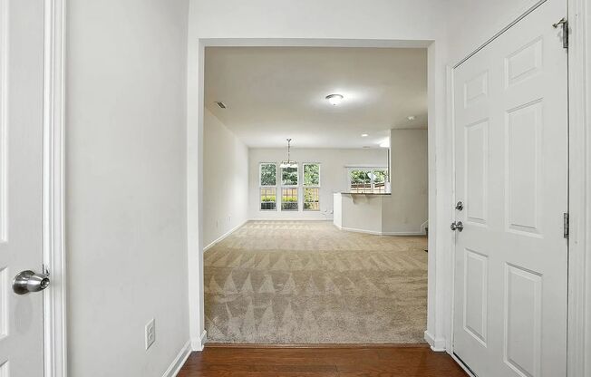 Charming 3BD, 2.5BA Cary Townhome in a Prime Location Near Shopping, Dining, Interstates, and RDU Airport