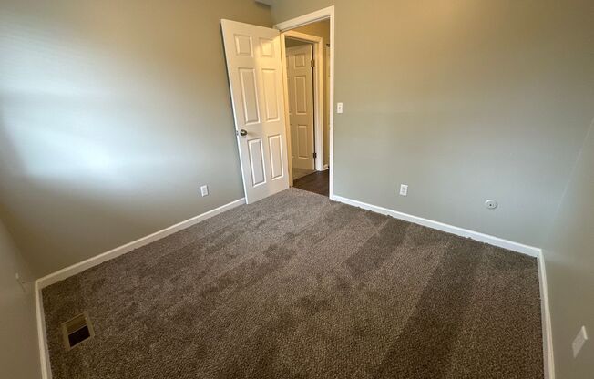 3 beds, 1 bath, $1,095