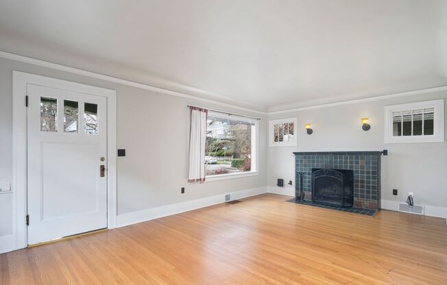 3-Story Greenlake Home with a View - Deck & Patio, Washer/Dryer, Private Garage