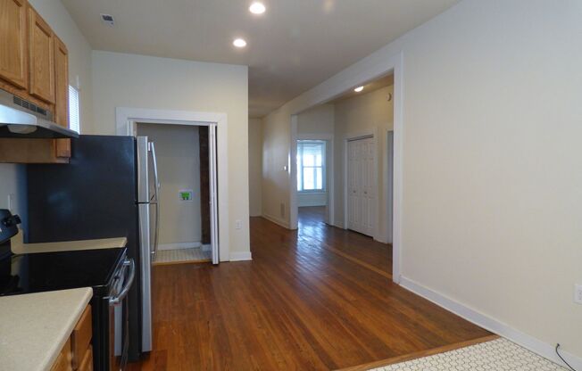 2 beds, 1 bath, $1,300