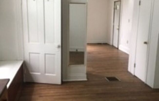 1 bed, 1 bath, $1,075, Unit South