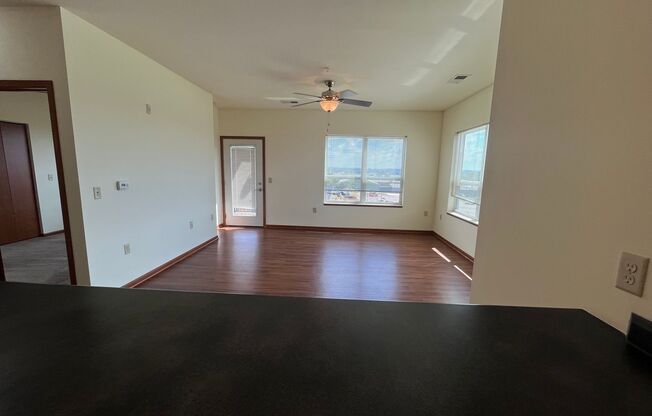 2 beds, 1 bath, 880 sqft, $1,550, Unit 321
